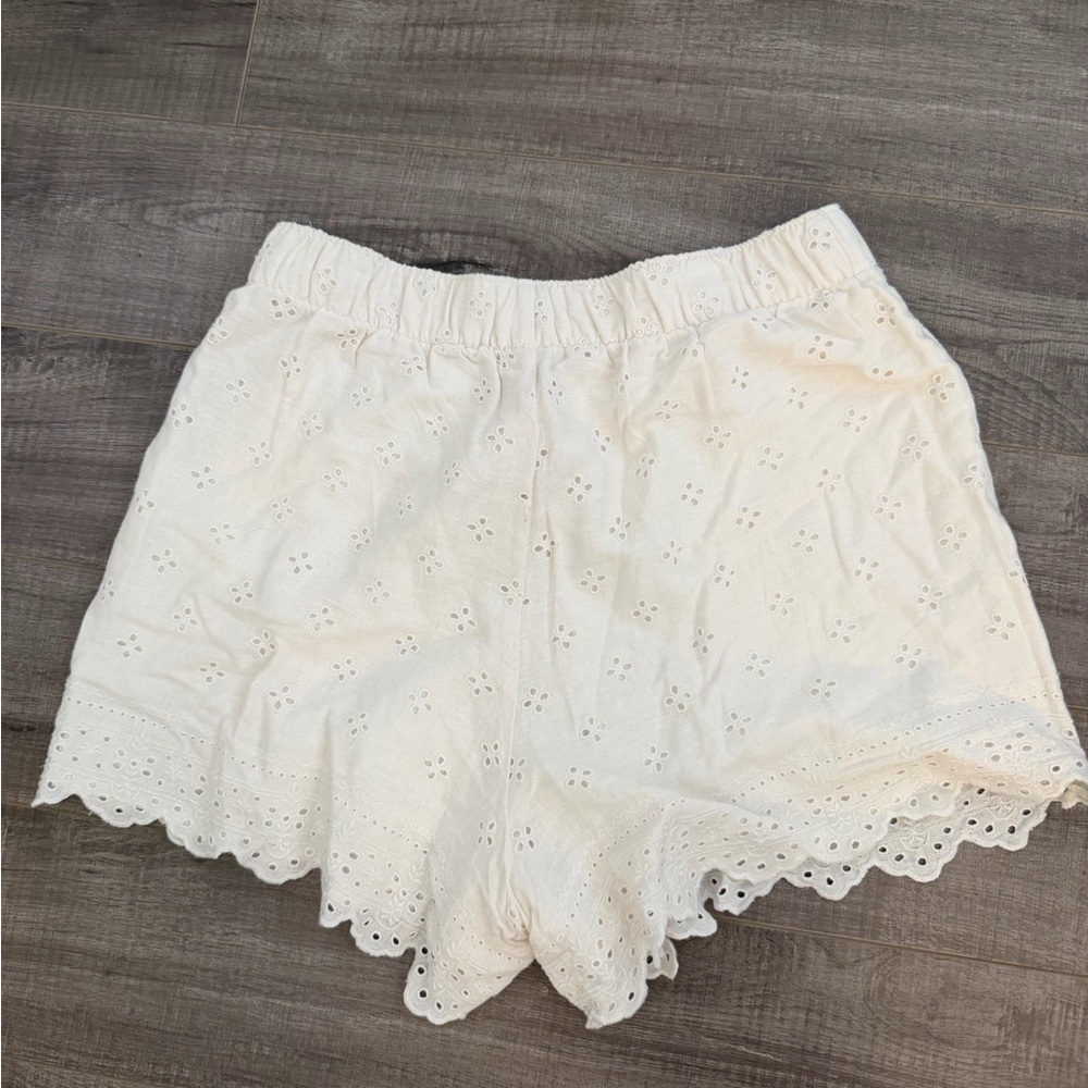 ABERCROMBIE Women's Eyelet Scallop Hem Shorts - White